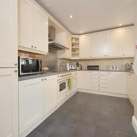 4 Bed In Sz220 *